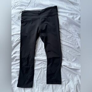 Lululemon size 6 crop leggings. Performances fabric. Back zippered pocket.
